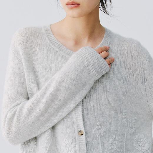 东黎 • 复苏的呼吸 淑气生花 丝绒女士手绣春日精致百搭圆领开衫 6053 商品图7