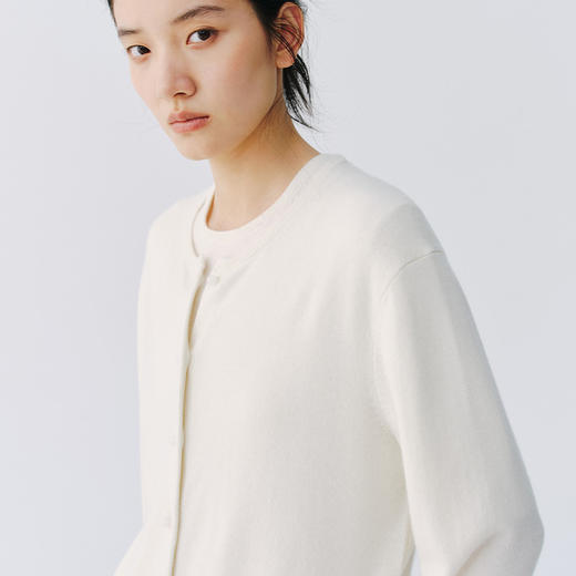 东黎 • 复苏的呼吸 玉露逢春 山羊绒女士柔软亲肤百搭必备圆领开衫 6023 商品图6