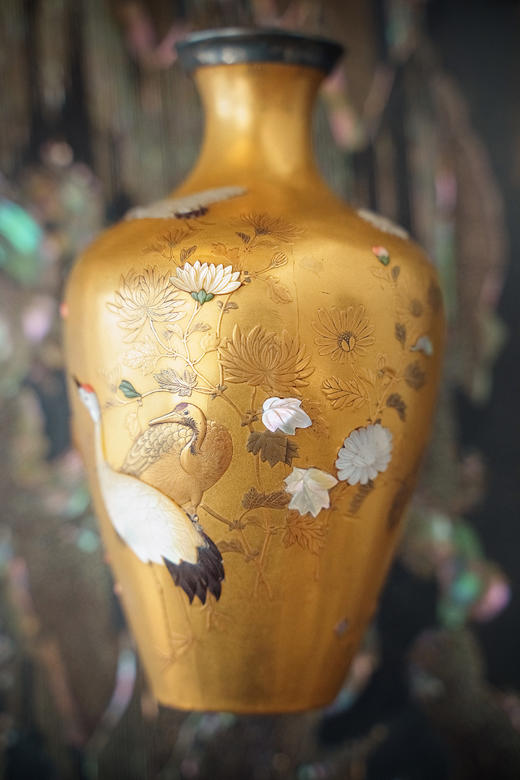 独角鹿西洋古董18-19世纪日本江户时期「抱義斋 幸鸠」款金漆高莳绘芝山镶嵌“鹤寿菊龄”包银口漆器小瓶 商品图3