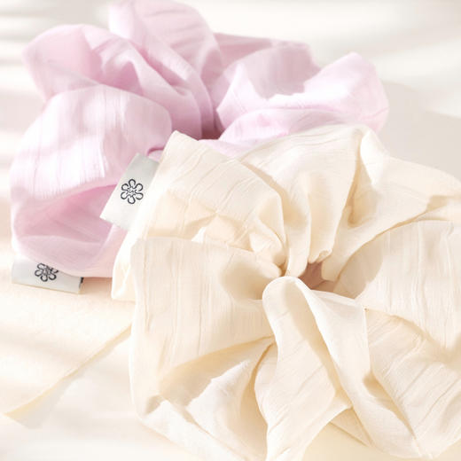 三彩2026新款法式纯色肌理发圈褶皱暗纹松弛高级简约通勤约会氛围 商品图1