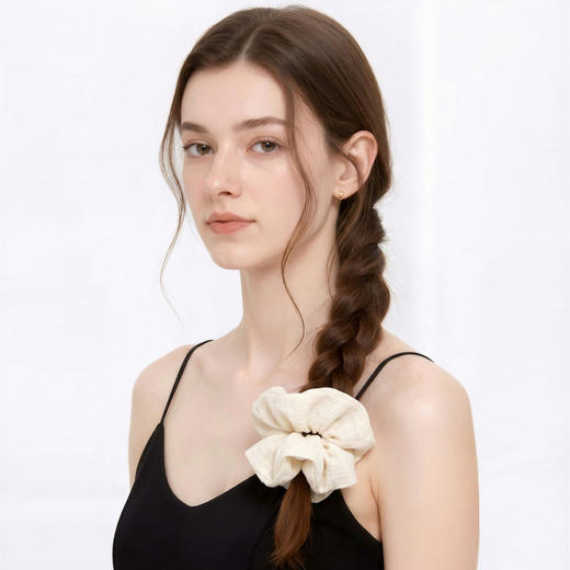 三彩2026新款法式纯色肌理发圈褶皱暗纹松弛高级简约通勤约会氛围 商品图3