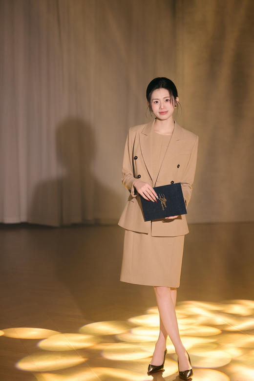 法小曼*子珍专款/羊毛套装女秋季2026新款爆款高级感职业装两件套卡其色长袖西服 商品图0