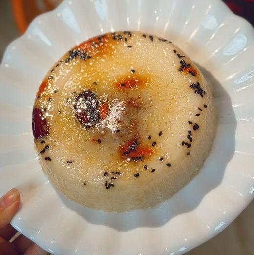 【好运年年八宝饭】传统中式甜点，年夜饭的压轴大菜，既可作主食，又可作甜品，黑糖大枣八宝饭、的五彩菠萝、白米豆沙、糯叽叽，软糯微甜，轻挖一勺，米的清甜加上馅儿的绵密，绵软细腻 商品图0