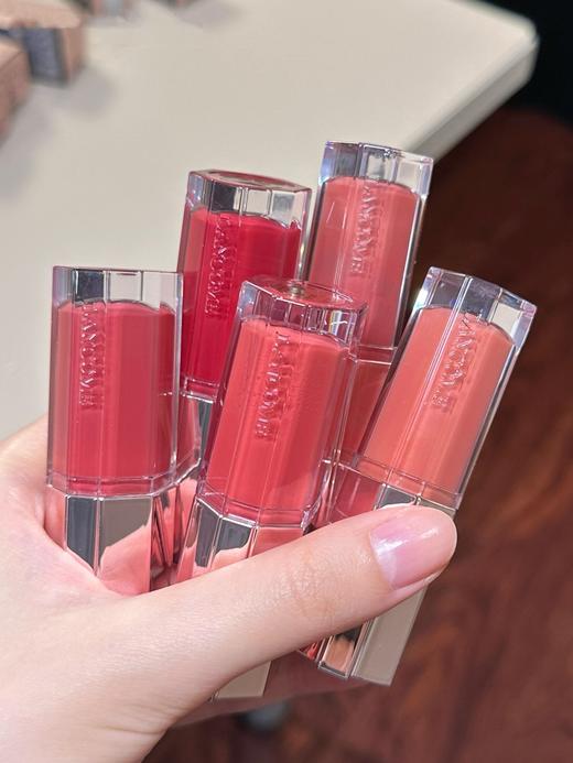 【特供深圳南通市场，代购集散地】兰蔻 是我爆汁丰唇蜜 一涂嘴唇立马QQ弹，是非常juicy的果冻唇效果 而且颜色都好清透，不会太浓 很有淡颜氛围～又能恰好遮盖住唇色！ 商品图0