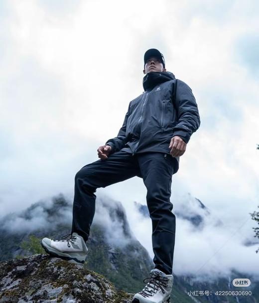 一店d 搞凯乐石雨崩软壳裤 一款专为户外爱好者设计神裤👖
真正的天花板 旗舰级的软壳裤，在耐磨性、透气性和舒适度方面真的没得说 商品图8