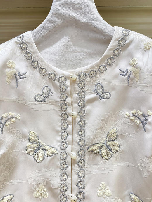 「自」全新升级【铂金会员395/天猫529/差价134】(05511)洛诗琳新中式复古亮片绣花外套2026新款高级感轻奢显瘦国风上衣 商品图3