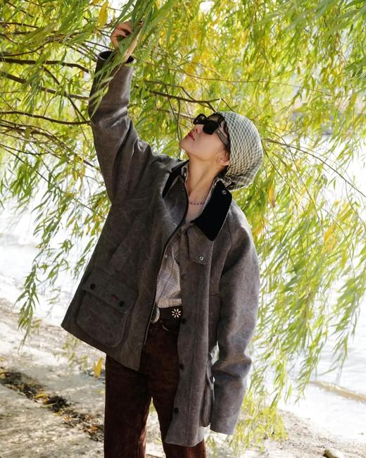 一店d 𝐁𝐚𝐫𝐛𝐨𝐮𝐫×𝐍𝐨𝐚𝐡工装夹克安排 马思纯同款 作为它们之间的第五次联名简直把配色调到了新高度，绝美！超好看 厚重的全棉外壳、类似刺子布的质感、特殊的染色工艺 商品图13