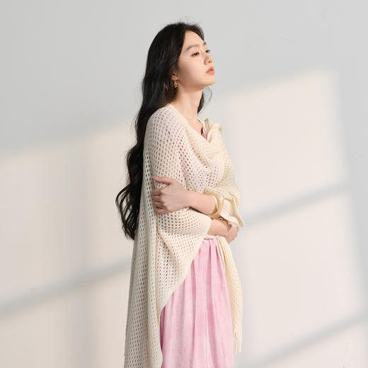 三彩2026新款法式镂空针织披肩外搭米白流苏宽松长款通勤出街氛围 商品图2
