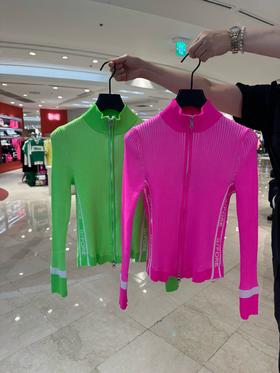 G家新款秋冬女士荧光拉链针织外套来啦！荧光色高品质也太明媚了！实物比照片还要清爽好看！整个人都活泼起来！已经可以想象在运动场上有多动人咯！荧光粉和荧光绿色这两个颜色都是热门色！运动场上亮色很出彩的！