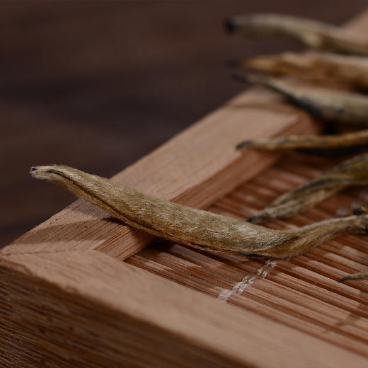 【预售7折，买5送1】2026《红颜》古树单芽滇红茶  100克/罐 商品图2