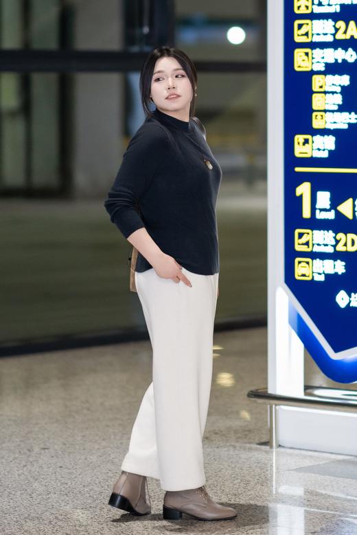 秒拍秒发！现货 ！【🔥萝卜裤】黑白2色可选，松紧腰，垂坠廓形，内层细密短绒，保暖舒适亲肤！面层面料：67%聚酯纤维，14.3%粘纤，7.8%锦纶，7.6%腈纶，3.3%羊毛 商品图4