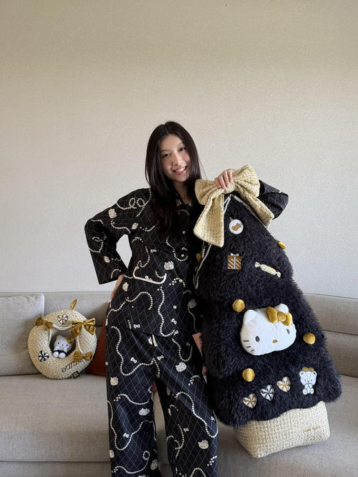 宋雨琦同款！官网599 野兽×HelloKitty联名春款小香风天丝棉家居服套装 经典黑底配菱格奶白珍珠项链KT印花 慵懒显贵 商品图7