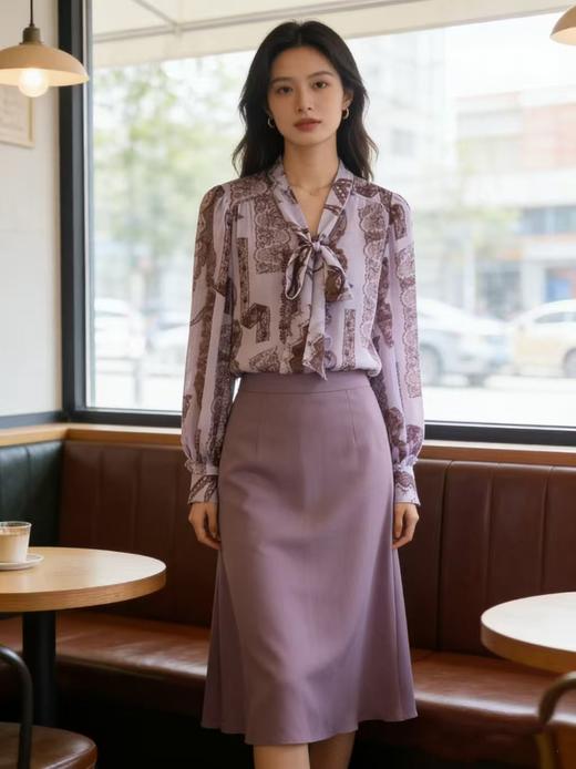 SC1F06 紫薄汗 衬衫 定制高支雪纺面料，加入暗纹肌理，轻薄透气且自带垂坠感，不易透肉气质,法式飘带领结、复古图腾印花，飘带可自由系成蝴蝶结 / 平结，领口微泡泡袖，袖口做同印花荷叶边收口。 商品图1