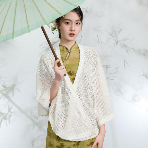 三彩2026新款国风镂空针织披肩外搭米白蕾丝花边温柔茶歇写真宽松 商品图3
