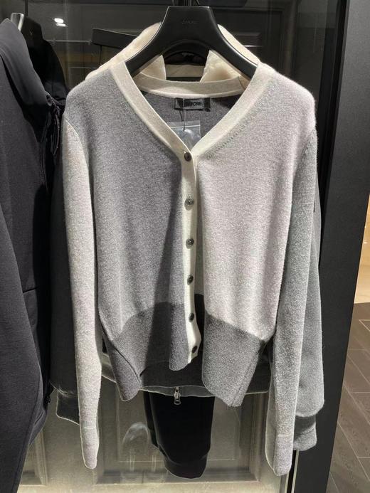 G4家秋冬高级灰羊毛女士针织开衫来了！高级灰真的把气质拿捏住了！浅灰深灰的碰撞，很温油又很有气质的设计，真心美cry！短款很显高显瘦，内里穿T恤或者高领打底均可，配裙子学院风，配裤子又很飒！ 商品图2