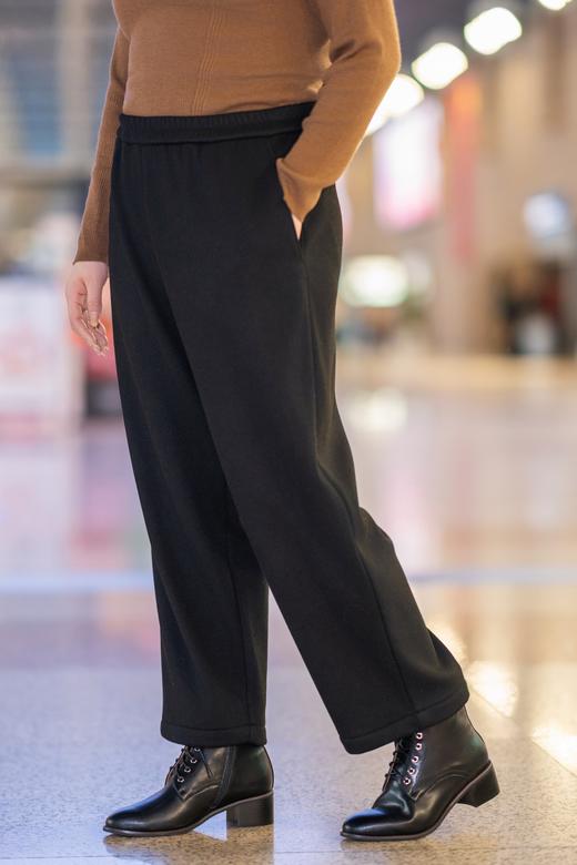 秒拍秒发！现货 ！【🔥萝卜裤】黑白2色可选，松紧腰，垂坠廓形，内层细密短绒，保暖舒适亲肤！面层面料：67%聚酯纤维，14.3%粘纤，7.8%锦纶，7.6%腈纶，3.3%羊毛 商品图10