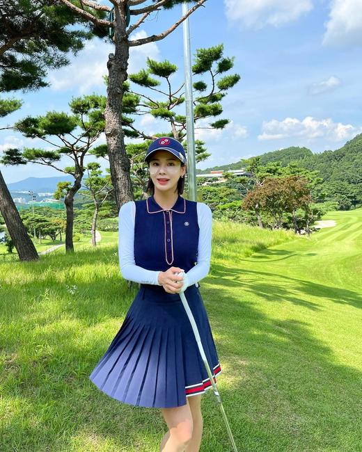 G家新款女士无袖修身POLO针织衫来了！气质爆棚，别说我没有告诉你！非常百搭，运动休闲搭配短裙长裤，时髦又优雅！天气乍寒配个打底衣或作为内搭，气质温柔，修身不紧身，显瘦遮肉！ 商品图4