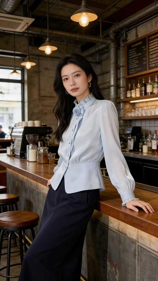 SC1F05 窃蓝色衬衫 荷叶边立领 + 手工花朵、收腰衬衫式外套剪裁、柔光缎面肌理，清冷温婉、端庄知性气质 商品图0