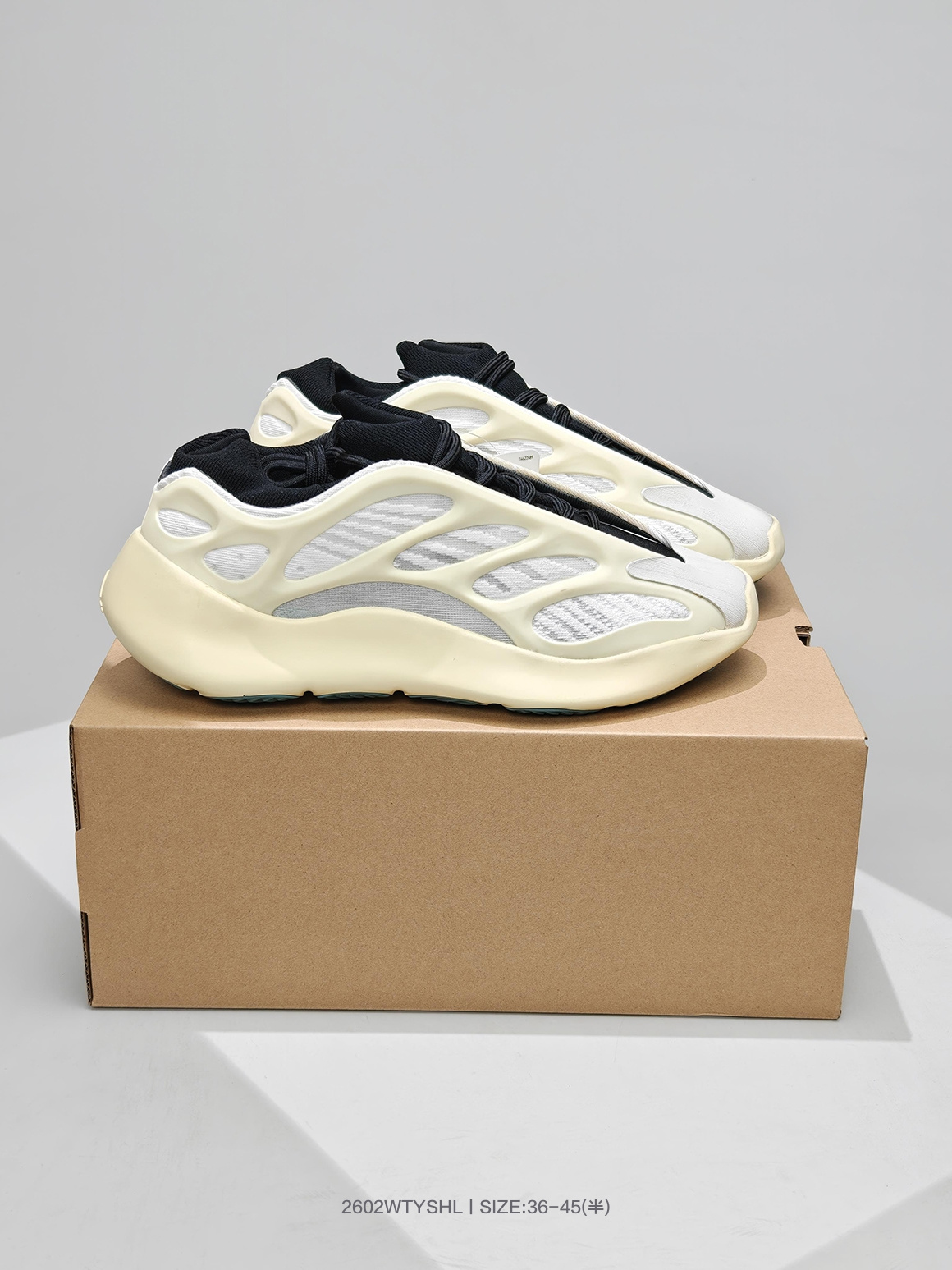 阿迪达斯椰子700 V3 椰子450跑步鞋