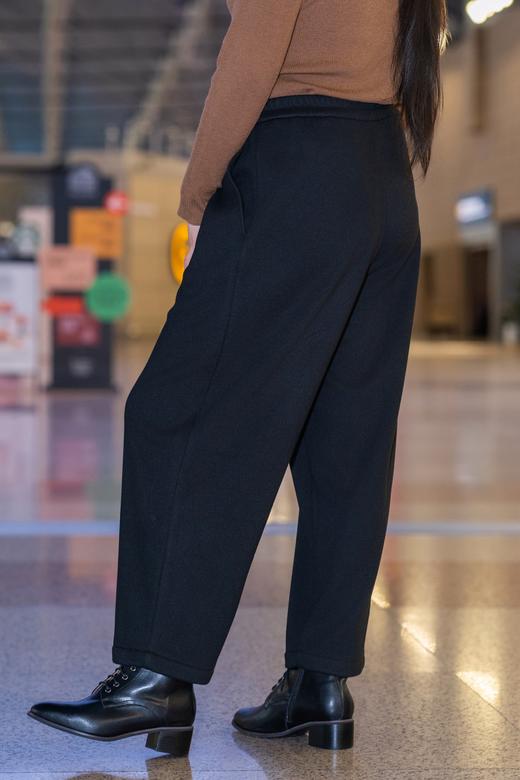 秒拍秒发！现货 ！【🔥萝卜裤】黑白2色可选，松紧腰，垂坠廓形，内层细密短绒，保暖舒适亲肤！面层面料：67%聚酯纤维，14.3%粘纤，7.8%锦纶，7.6%腈纶，3.3%羊毛 商品图11