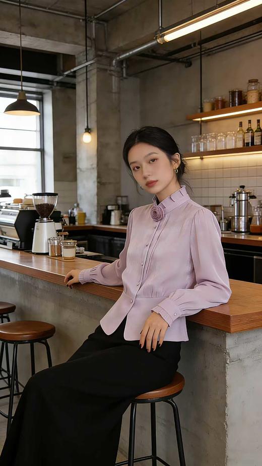 SC1F05 紫薄汗衬衫 荷叶边立领 + 手工花朵、收腰衬衫式外套剪裁、柔光缎面肌理，清冷温婉、端庄知性气质 商品图1