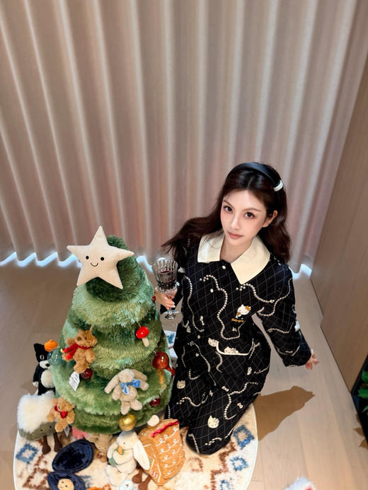 宋雨琦同款！官网599 野兽×HelloKitty联名春款小香风天丝棉家居服套装 经典黑底配菱格奶白珍珠项链KT印花 慵懒显贵 商品图3