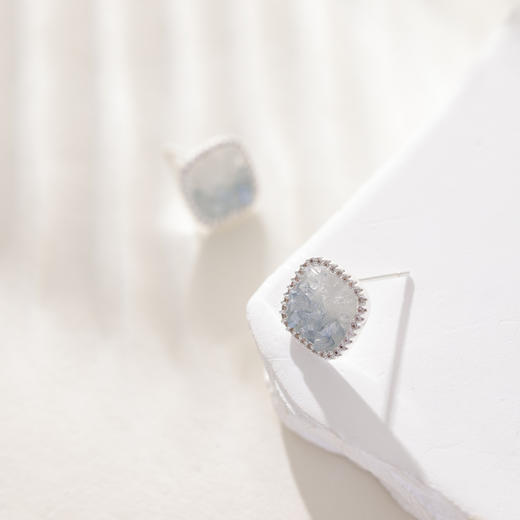 三彩2026新款轻奢方形渐变仿水晶耳钉合成锆石出游通勤约会耳饰女 商品图2