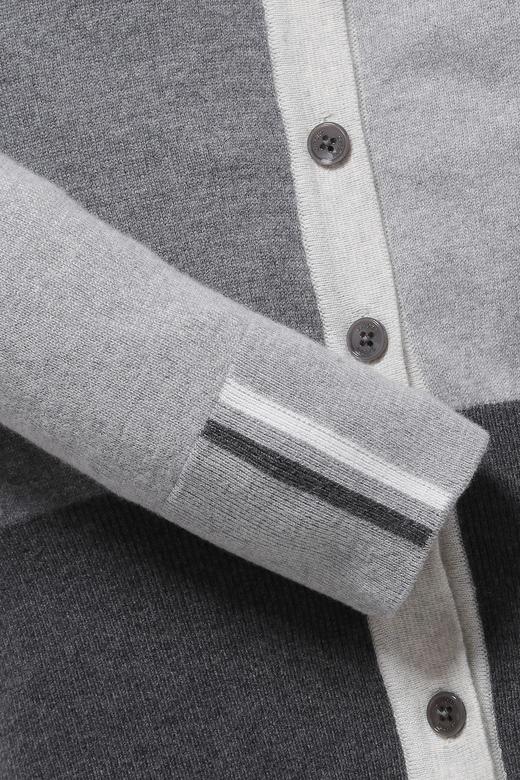 G4家秋冬高级灰羊毛女士针织开衫来了！高级灰真的把气质拿捏住了！浅灰深灰的碰撞，很温油又很有气质的设计，真心美cry！短款很显高显瘦，内里穿T恤或者高领打底均可，配裙子学院风，配裤子又很飒！ 商品图5