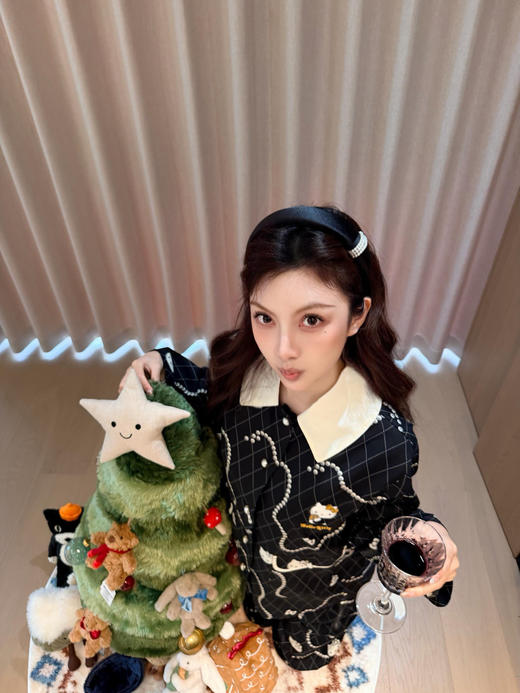 宋雨琦同款！官网599 野兽×HelloKitty联名春款小香风天丝棉家居服套装 经典黑底配菱格奶白珍珠项链KT印花 慵懒显贵 商品图4