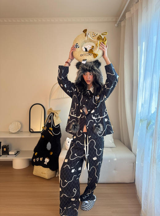 宋雨琦同款！官网599 野兽×HelloKitty联名春款小香风天丝棉家居服套装 经典黑底配菱格奶白珍珠项链KT印花 慵懒显贵 商品图6