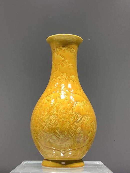 鸡油黄釉•云福龙纹琵琶瓶 商品图0