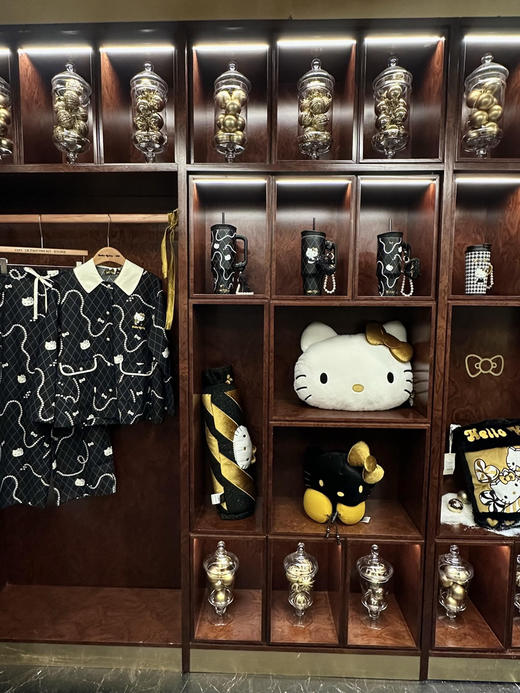 宋雨琦同款！官网599 野兽×HelloKitty联名春款小香风天丝棉家居服套装 经典黑底配菱格奶白珍珠项链KT印花 慵懒显贵 商品图8