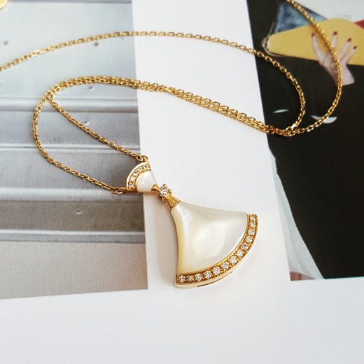 AU750黄金经典时尚高定定制款贝母扇子造型群镶钻石吊坠项链 链长：44CM（长度可调节）010226NJS01 商品图3