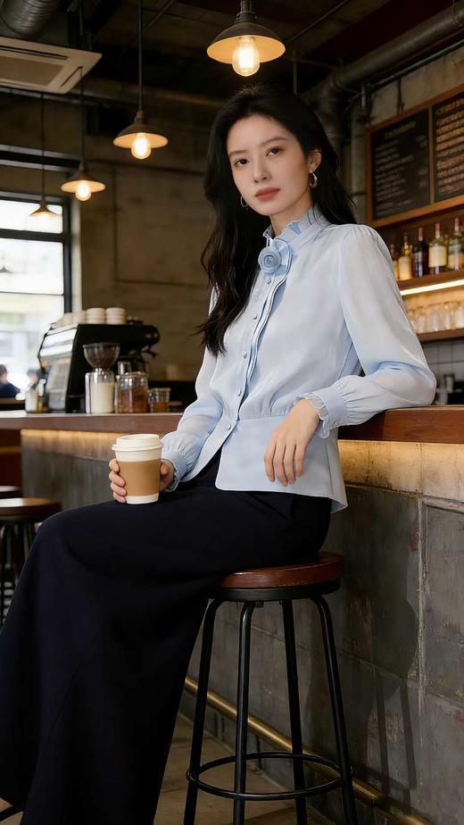 SC1F05 窃蓝色衬衫 荷叶边立领 + 手工花朵、收腰衬衫式外套剪裁、柔光缎面肌理，清冷温婉、端庄知性气质 商品图1