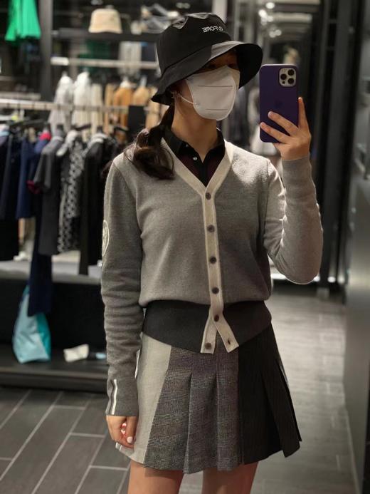 G4家秋冬高级灰羊毛女士针织开衫来了！高级灰真的把气质拿捏住了！浅灰深灰的碰撞，很温油又很有气质的设计，真心美cry！短款很显高显瘦，内里穿T恤或者高领打底均可，配裙子学院风，配裤子又很飒！ 商品图3