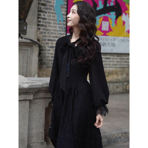 两三事 夜羽叠纱梵高文艺春季新款绣花领带蕾丝拼接灯笼袖连衣裙 商品图2