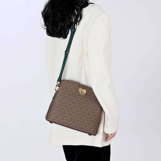 6927028196628 沙驰satchi 时尚出游单肩包经典老花斜挎包休闲水桶包【节日礼物】送爱人 商品图4