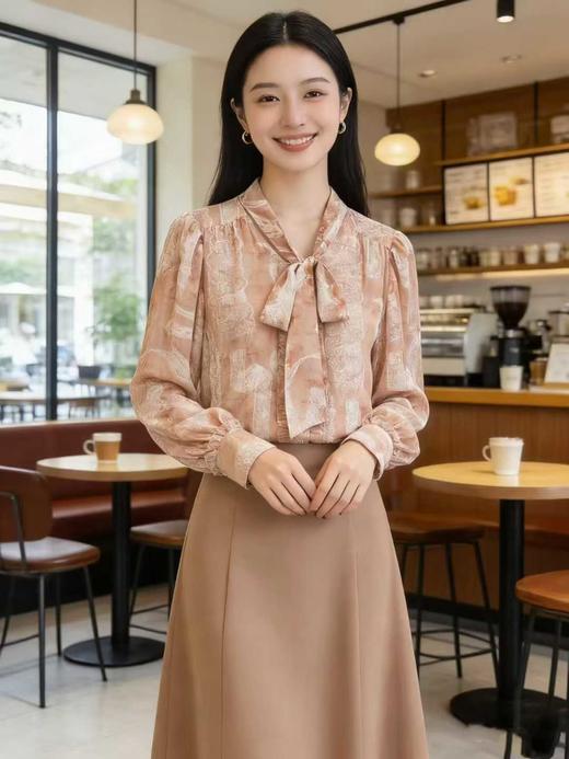 SC1F06  如梦令衬衫 定制高支雪纺面料，加入暗纹肌理，轻薄透气且自带垂坠感，不易透肉气质,法式飘带领结、复古图腾印花，飘带可自由系成蝴蝶结 / 平结，领口微泡泡袖，袖口做同印花荷叶边收口。 商品图1