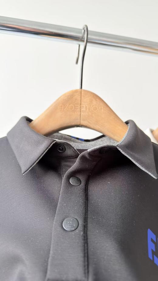 25冬款FJ家原单加绒男款POLO，韩国🇰🇷客供面料，超有质感，里面加绒，有厚度，面料挺括有质感，超级帅气的一款！胸前加后背立体印花撞色LOGO，领子配色设计，扣子有LOGO！推荐必入款！ 商品图5