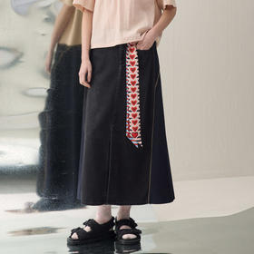 谜底天丝黑牛半裙2026春季新品弧线撞色包容A型中长裙女261MB0081