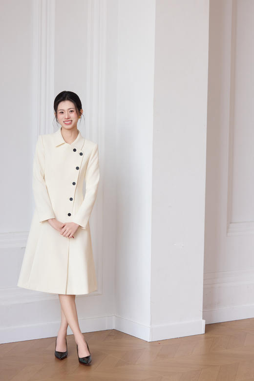 法小曼*子珍专区米白色翻领收腰连衣裙女秋冬中长款通勤Q1511 商品图1