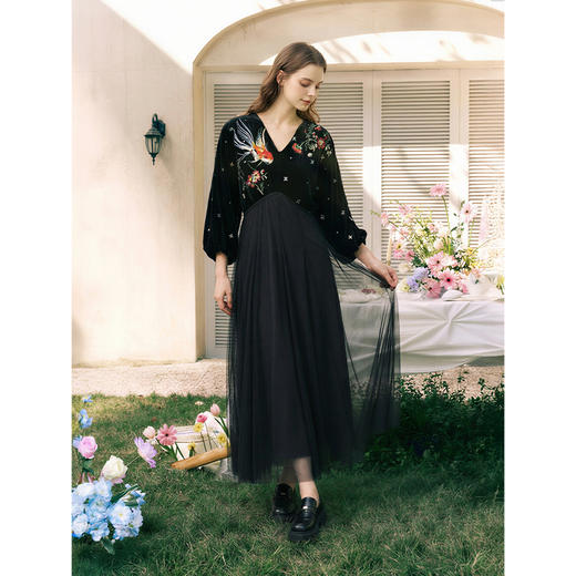 两三事梵高文艺 碧空云绒 2026春季新款复古印花贴布绣v领连衣裙 商品图3