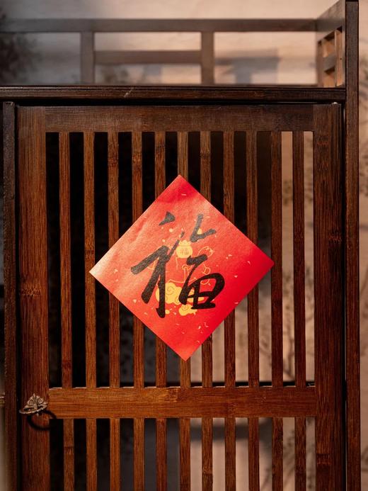 【春晚同款马，拍1发18】《十点读书·夜灯听书日历》新年礼盒，皮革马+日历+红包+春联+门神+大福小福+3张听书会员年卡，人民日报联合出版 商品图9