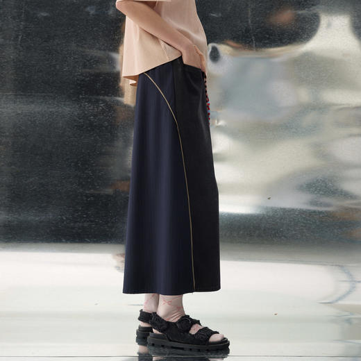 谜底天丝黑牛半裙2026春季新品弧线撞色包容A型中长裙女261MB0081 商品图1