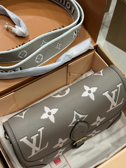 F020501大象灰老花法棍包翻盖休闲腋下斜挎单肩包 商品图3