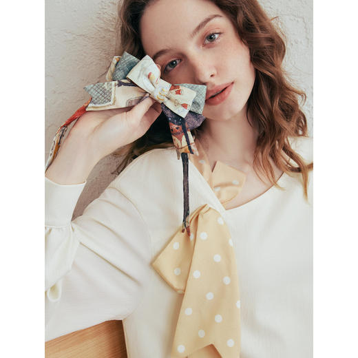 两三事 沉醉温柔 2026春季新款甜美可拆印花蝴蝶结碎褶裙摆连衣裙 商品图2