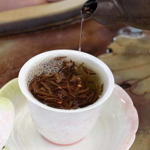 年货节｜高端红茶【金骏眉·3000】源自武夷山桐木关内明前茶树嫩芽，茶芽壮结，金毫密裹，蜜香馥郁，果香明显，汤色金黄，滋味绵甜，一款入心红茶，采集山野，天赐好茶，健康之饮 。规格：150g*1罐 商品图1