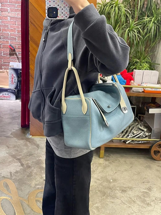 爱马仕 lindy 26 白拼蓝 银扣 togo皮 单肩包 商品图2