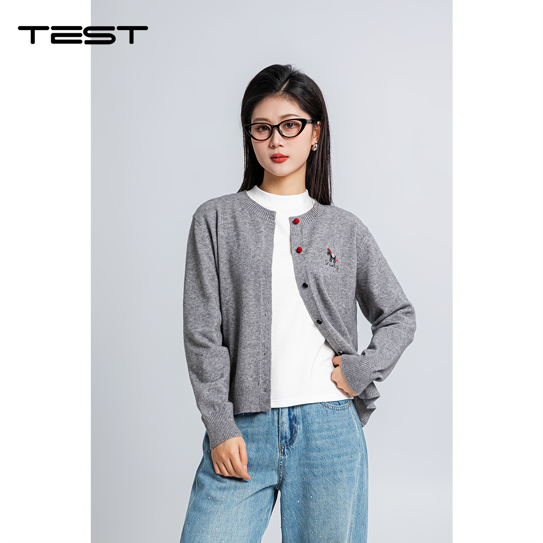 春上新软糯亲肤趣味刺绣撞色纽扣圆领灰色毛衣1261020