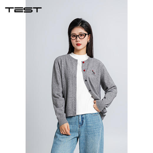 春上新软糯亲肤趣味刺绣撞色纽扣圆领灰色毛衣1261020 商品图0